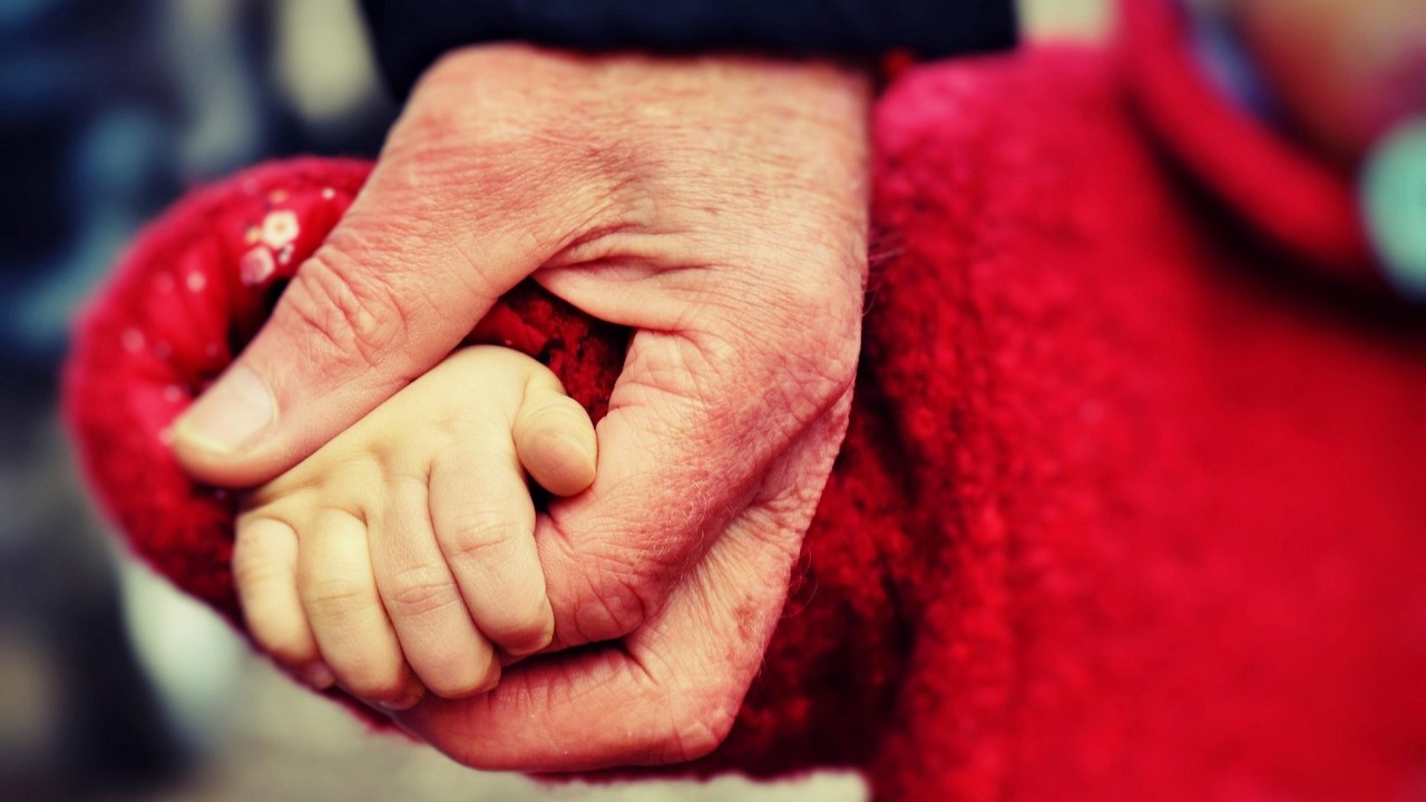 Faire écrire la biographie de son père ou faire écrire la biographie de sa mère par une biographe familiale