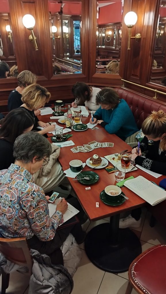 Ateliers d'écriture Photo prise lors d'un atelier créatif Strasbourg Ecrire avec le Tarot à la Brasserie Michel